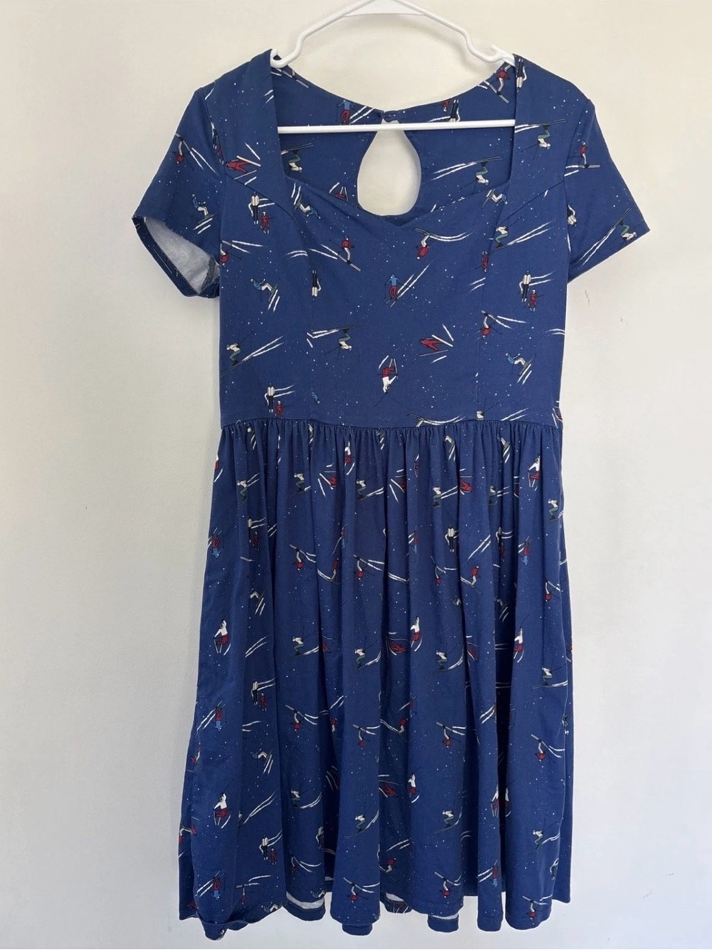 Vntg Blue Ski-Print Midi Dress with Keyhole Back